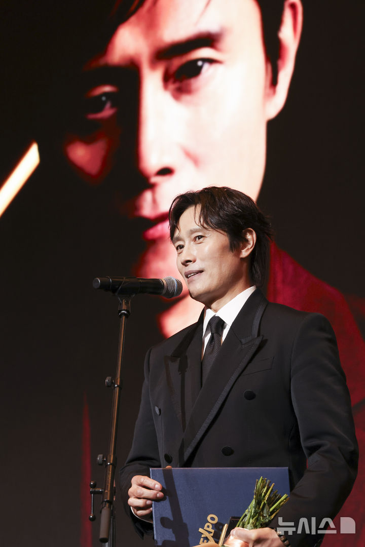 [서울=뉴시스] 김근수 기자 = 배우 이병헌이 28일 오후 서울 중구 더그랜드롯데 서울 크리스탈볼룸에서 열린 ‘제8회 뉴시스 한류엑스포'(2026 K-EXPO) 시상식에서 외교부 장관상 수상한 뒤 소감을 밝히고 있다. 2026.08.28. ks@newsis.com