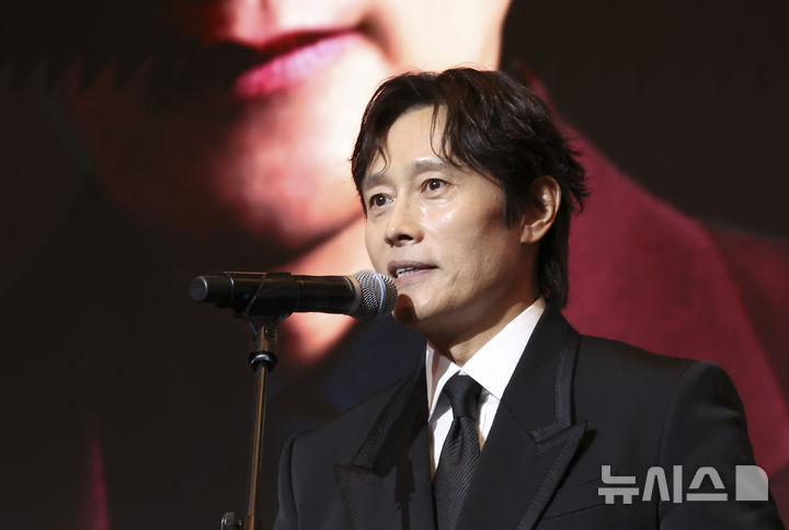 [서울=뉴시스] 김근수 기자 = 배우 이병헌이 28일 오후 서울 중구 더그랜드롯데 서울 크리스탈볼룸에서 열린 ‘제8회 뉴시스 한류엑스포'(2026 K-EXPO) 시상식에서 외교부 장관상 수상한 뒤 소감을 밝히고 있다. 2026.08.28. ks@newsis.com