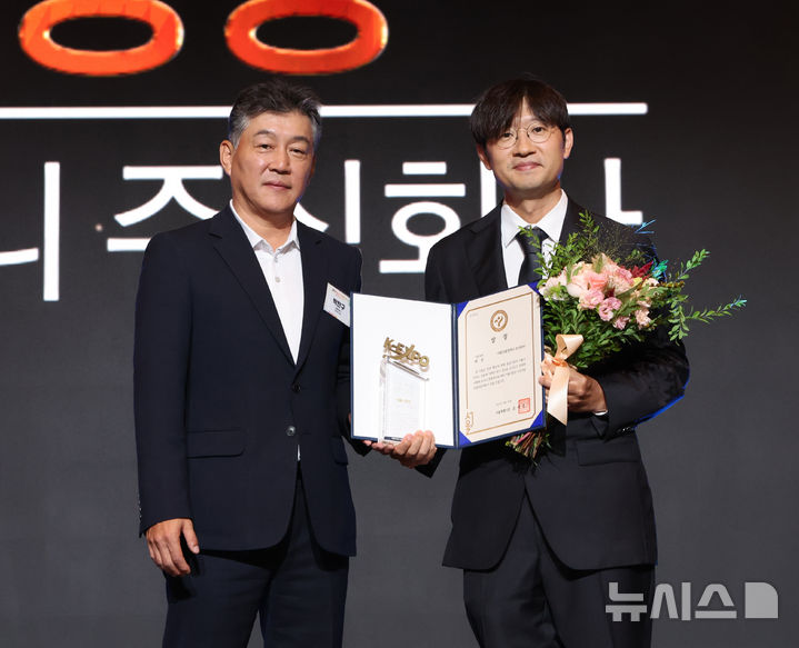 [서울=뉴시스] 전진환 기자 = 박찬구 서울시 정무부시장이 28일 오후 서울 중구 더그랜드롯데 서울 크리스탈볼룸에서 열린 ‘제8회 뉴시스 한류엑스포'(2026 K-EXPO)에서 더핑크퐁컴퍼니 손동우 CTO에게 서울시장상을 시상 후 기념촬영을 하고 있다. 2026.08.28. amin2@newsis.com
