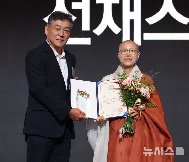 [서울=뉴시스] 전진환 기자 = 박찬구 서울시 정무부시장이 28일 오후 서울 중구 더그랜드롯데 서울 크리스탈볼룸에서 열린 ‘제8회 뉴시스 한류엑스포'(2026 K-EXPO)에서 선재 스님에게 서울시장상을 시상 후 기념촬영을 하고 있다. 2026.08.28. amin2@newsis.com