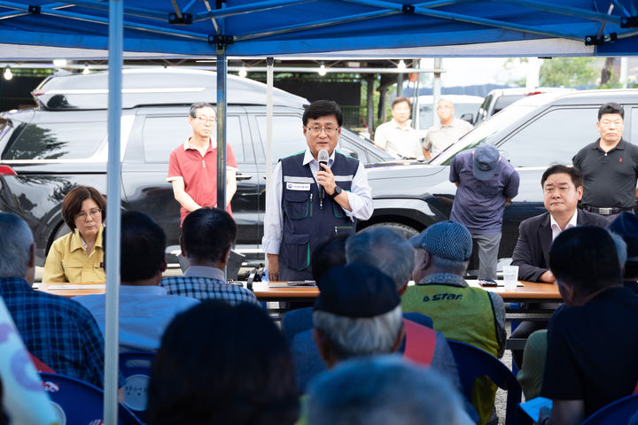 [서울=뉴시스] 김성환 기후에너지환경부 장관이 28일 경기도 안성시 송전선로 및 LNG발전소 예정지를 방문하여 지역주민들과 간담회를 갖고 송전선로 건설 과정에서 지역 주민의 의견을 충분히 반영하고 불편을 최소화 할 방안을 논의하고 있다. (사진=기후에너지환경부 제공). 2026.08.28. photo@newsis.com *재판매 및 DB 금지