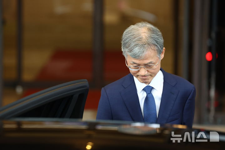 [서울=뉴시스] 전신 기자 = 조희대 대법원장이 28일 서울 서초구 대법원에서 퇴근하고 있다.청와대는 이날 노태악 전 대법관의 후임으로 제청된 손봉기 대법관 후보자에 대한 임명동의안을 국회에 제출하지 않기로 하고, 조 대법원장에게 재제청을 요청했다. 2026.08.28. photo1006@newsis.com