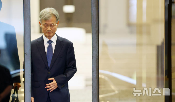 [서울=뉴시스] 전신 기자 = 조희대 대법원장이 28일 서울 서초구 대법원에서 퇴근하고 있다.청와대는 이날 노태악 전 대법관의 후임으로 제청된 손봉기 대법관 후보자에 대한 임명동의안을 국회에 제출하지 않기로 하고, 조 대법원장에게 재제청을 요청했다. 2026.08.28. photo1006@newsis.com