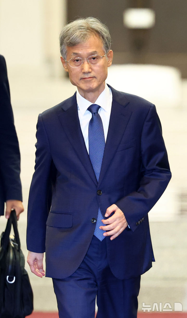 [서울=뉴시스] 전신 기자 = 조희대 대법원장이 28일 서울 서초구 대법원에서 퇴근하고 있다.청와대는 이날 노태악 전 대법관의 후임으로 제청된 손봉기 대법관 후보자에 대한 임명동의안을 국회에 제출하지 않기로 하고, 조 대법원장에게 재제청을 요청했다. 2026.08.28. photo1006@newsis.com