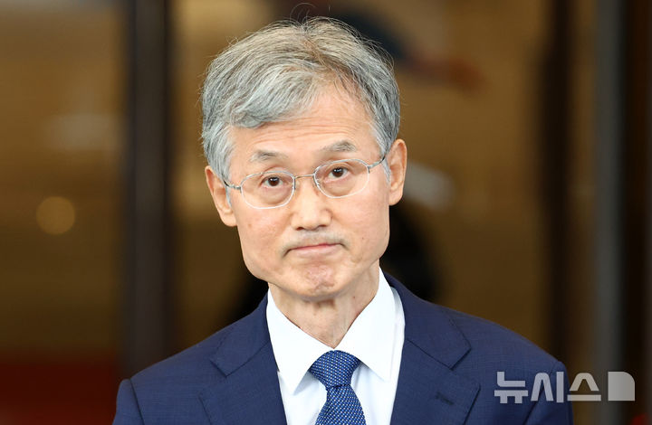 [서울=뉴시스] 전신 기자 = 조희대 대법원장이 오는 31일 국회 법제사법위원회 현안질의에는 불출석하기로 한 가운데, 청와대의 대법관 후보 재제청 요구에는 공식 입장을 밝히겠다고 예고했다. 6개월 가까이 이어진 대법관 공석과 제청 갈등이 다음 주 분수령을 맞을 전망이다. 사진은 조 대법원장이 지난 28일 서울 서초구 대법원에서 퇴근하는 모습. 2026.08.29. photo1006@newsis.com