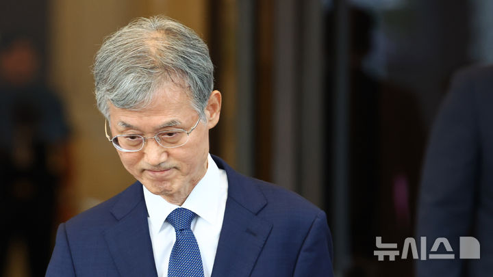 [서울=뉴시스] 전신 기자 = 조희대 대법원장이 오는 31일 국회 법제사법위원회 현안질의에 불출석한다. 함께 증인으로 채택된 노경필 법원행정처장은 출석할 예정이다. 사진은 조 대법원장이 지난 28일 서울 서초구 대법원에서 퇴근하는 모습. 2026.08.28. photo1006@newsis.com