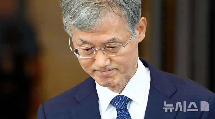 [서울=뉴시스] 전신 기자 = 조희대 대법원장이 28일 서울 서초구 대법원에서 퇴근하고 있다.청와대는 이날 노태악 전 대법관의 후임으로 제청된 손봉기 대법관 후보자에 대한 임명동의안을 국회에 제출하지 않기로 하고, 조 대법원장에게 재제청을 요청했다. 2026.08.28. photo1006@newsis.com