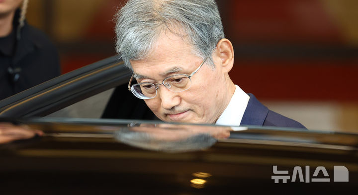 [서울=뉴시스] 전신 기자 = 고위공직자범죄수사처(공수처)가 조희대 대법원장의 대법관 서면 제청 논란 관련 피고발 사건을 수사1부에 배당했다. 사진은 조 대법원장이 지난달 28일 서울 서초구 대법원에서 퇴근하는 모습. 2026.09.01. photo1006@newsis.com