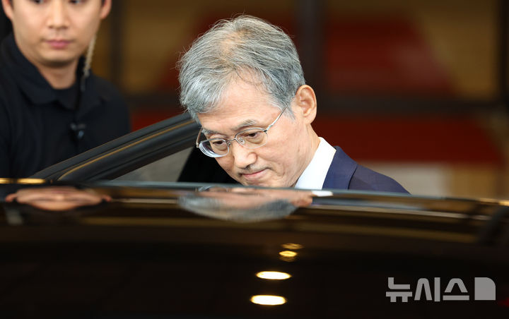 [서울=뉴시스] 전신 기자 = 조희대 대법원장이 28일 서울 서초구 대법원에서 퇴근하고 있다.청와대는 이날 노태악 전 대법관의 후임으로 제청된 손봉기 대법관 후보자에 대한 임명동의안을 국회에 제출하지 않기로 하고, 조 대법원장에게 재제청을 요청했다. 2026.08.28. photo1006@newsis.com