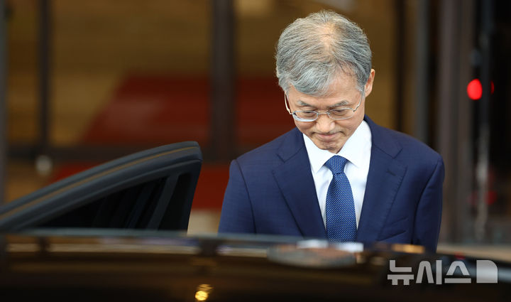 [서울=뉴시스] 전신 기자 = 조희대 대법원장이 28일 서울 서초구 대법원에서 퇴근하고 있다.청와대는 이날 노태악 전 대법관의 후임으로 제청된 손봉기 대법관 후보자에 대한 임명동의안을 국회에 제출하지 않기로 하고, 조 대법원장에게 재제청을 요청했다. 2026.08.28. photo1006@newsis.com