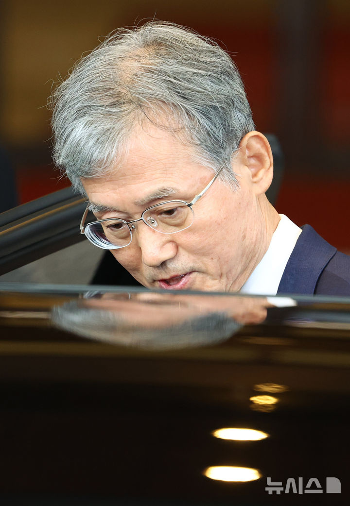 [서울=뉴시스] 전신 기자 = 조희대 대법원장이 28일 서울 서초구 대법원에서 퇴근하고 있다.청와대는 이날 노태악 전 대법관의 후임으로 제청된 손봉기 대법관 후보자에 대한 임명동의안을 국회에 제출하지 않기로 하고, 조 대법원장에게 재제청을 요청했다. 2026.08.28. photo1006@newsis.com