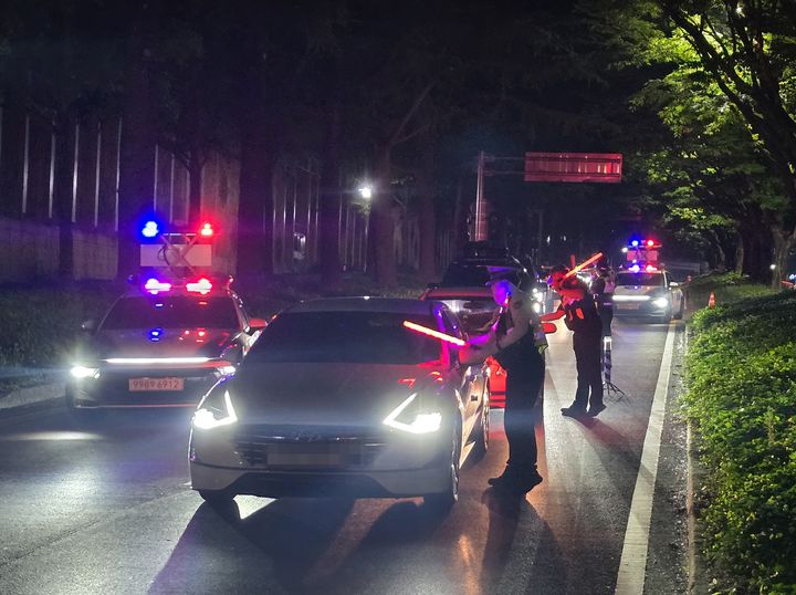 [구미=뉴시스] 심야 음주 단속하는 경찰. (사진=구미경찰서 제공) 2026.08.29 photo@newsis.com *재판매 및 DB 금지