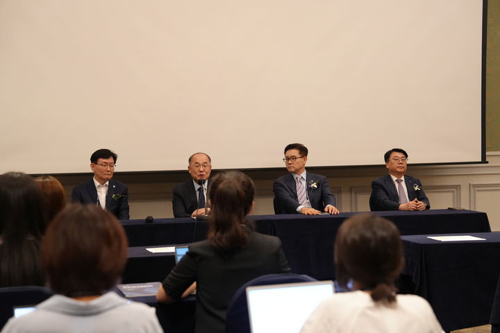 [제주=뉴시스] 한국대학교육협의회 회장단이 지난 28일 오후 '2026년 하계대학총장세미나'가 열린 제주 롯데호텔에서 기자들과 소통하는 모습. 왼쪽부터 정태주 부회장(국립경국대 총장), 최재원 부회장(부산대 총장), 이기정 회장(한양대 총장), 전민현 부회장(인제대 총장). (사진=한국대학교육협의회 제공) 2026.08.28. photo@newsis.com *재판매 및 DB 금지