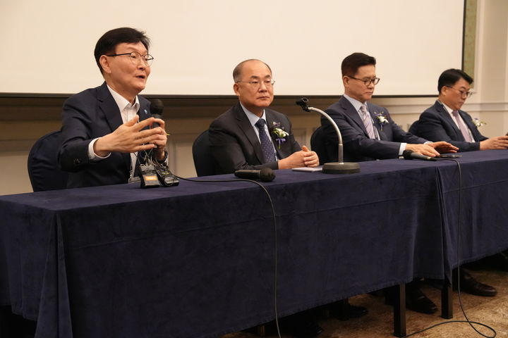 [제주=뉴시스] 한국대학교육협의회 회장단이 지난 28일 오후 '2026년 하계대학총장세미나'가 열린 제주 롯데호텔에서 기자들과 소통하는 모습. 왼쪽부터 정태주 부회장(국립경국대 총장), 최재원 부회장(부산대 총장), 이기정 회장(한양대 총장), 전민현 부회장(인제대 총장). (사진=한국대학교육협의회 제공) 2026.08.28. photo@newsis.com *재판매 및 DB 금지