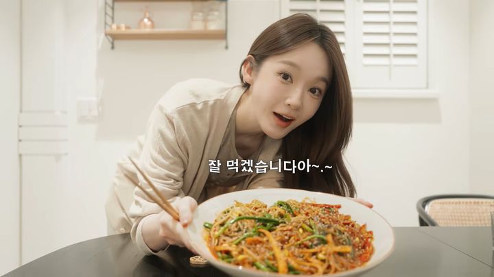 [서울=뉴시스] 가수 강민경이 곤약면으로 만든 잡채를 만드는 모습을 공개했다. (사진=유튜브 채널 '걍밍경' 캡처)