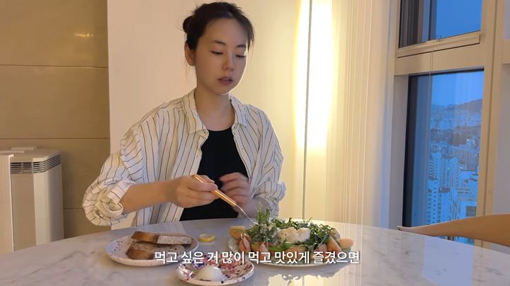 [서울=뉴시스] 그룹 원더걸스 출신 배우 안소희가 자신만의 건강 관리 루틴을 공개했다. (사진=안소희 유튜브 채널 캡처)