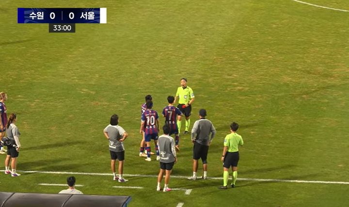 [서울=뉴시스]WK리그 수원FC 위민과 서울시청의 경기에서 배선영 주심에게 항의하는 지소연(10번). (사진=한국여자축구연맹 유튜브 채널 화면 캡처) 2026.08.29. photo@newsis.com *재판매 및 DB 금지