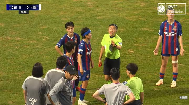 [서울=뉴시스]WK리그 수원FC 위민과 서울시청의 경기에서 배선영 주심에게 항의하는 지소연(10번). (사진=한국여자축구연맹 유튜브 채널 화면 캡처) 2026.08.29. photo@newsis.com *재판매 및 DB 금지