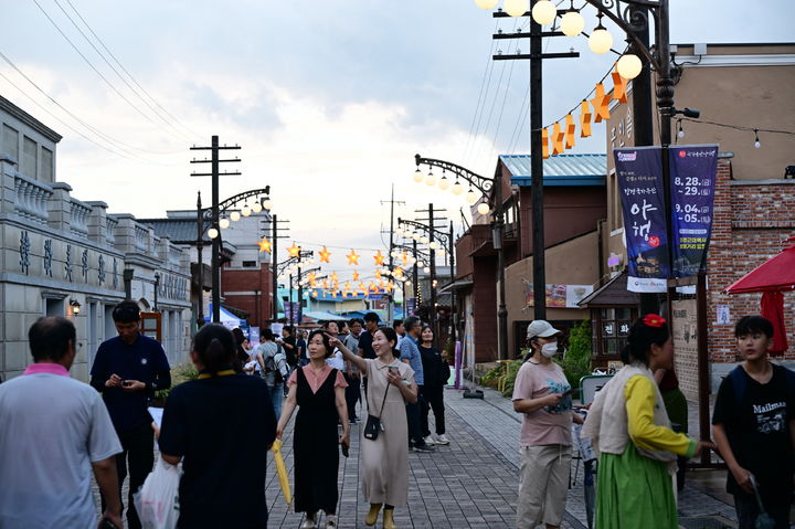 [강경=뉴시스]28일 밤 충남 논산 강경근대역사문화거리 일원에서 '강경국가유산야행'의 막이 올랐다. (사진=논산시 제공) 2026.08.29 photo@newsis.com *재판매 및 DB 금지
