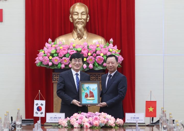 [청주=뉴시스] 베트남 꽝닌시를 방문 중인 이장섭 충북 청주시장이 29일 꽝닌시 인민위원회 청사에서 레 반 아인 부위원장으로부터 꽝닌시 설립 기념 자수화를 선물 받은 뒤 기념촬영하고 있다. (사진=청주시 제공) 2026.08.29. photo@newsis.com *재판매 및 DB 금지