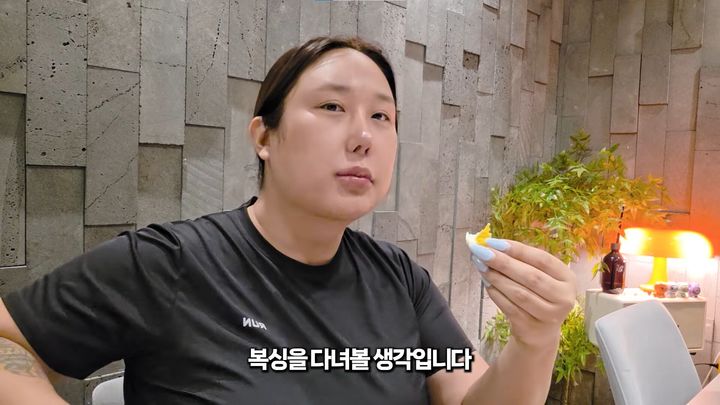 [서울=뉴시스] 방송인 풍자가 다이어트 정체기를 극복하기 위해 복싱을 시작했다고 공개했다. (사진=유튜브 채널 '풍자테레비' 캡처)