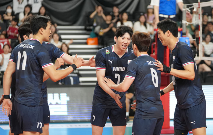 [서울=뉴시스] 한국 남자배구 대표팀이 29일 천안 유관순체육관에서 열린 '한국-바레인 수교 50주년 기념 대한민국 남자배구 국가대표팀 평가전 2026' 1차전에서 득점을 올린 뒤 세리머니를 펼치고 있다. (사진=대한배구협회 제공) 2026.08.29.