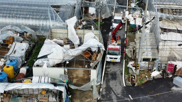 [부여=뉴시스] 충남 부여군 세도면 청포리 일원에 지난 28일 오후 9시30분께 발생한 돌풍으로 비닐하우스들이 파손돼 군 및 농가가 수습에 나서고 있다. (사진=부여군 제공) 2026.08.29. photo@newsis.com *재판매 및 DB 금지