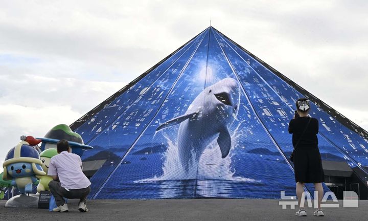[여수=뉴시스] 양시원 기자 = 2026여수세계섬박람회 개막을 일주일여 앞둔 29일 전남광주 여수시 돌산읍 여수세계섬박람회 주행사장에서 프리뷰데이가 열려 시민들이 주제섬 전시관 미디어파사드 앞에서 기념사진을 찍고 있다. 2026.08.29. goodwrite97@newsis.com