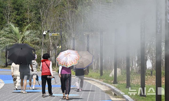 [여수=뉴시스] 양시원 기자 = 29일 전남광주 여수시 돌산읍 여수세계섬박람회 주행사장에서 2026여수세계섬박람회 프리뷰데이가 열렸다. 이날 박람회장을 찾은 시민들이 더위를 피해 쿨링포그 아래로 걷고 있다. 2026.08.29. goodwrite97@newsis.com 