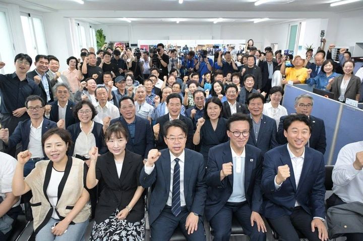 [부산=뉴시스] 더불어민주당 부산시당위원장인 박홍배 국회의원이 29일 부산 사상구에 지역사무소를 열고 본격적인 지역 활동에 나섰다. (사진=박홍배 국회의원 페이스북) 2026.08.29. photo@newsis.com *재판매 및 DB 금지