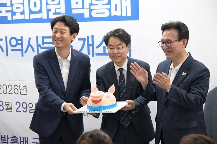 [부산=뉴시스] 더불어민주당 부산시당위원장인 박홍배 국회의원이 29일 부산 사상구에 지역사무소를 열고 본격적인 지역 활동에 나섰다. (왼쪽부터) 서태경 사상구청장, 박홍배 국회의원, 김민석 당대표. (사진=박홍배 국회의원 페이스북) 2026.08.29. photo@newsis.com *재판매 및 DB 금지