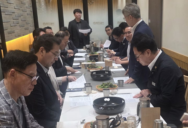 [장흥=뉴시스] 민형배 전남광주특별시장과 송형곤 특별시의회 의장, 더불어민주당 권향엽·김원이 국회의원, 강성휘 목포시장, 손훈모 순천시장, 목포시의원 등이 29일 오후 장흥 모 음식점에서 국립의대 신설을 위한 지역상생협력회의를 하고 있다. (사진=독자 제공) photo@newsis.com *재판매 및 DB 금지