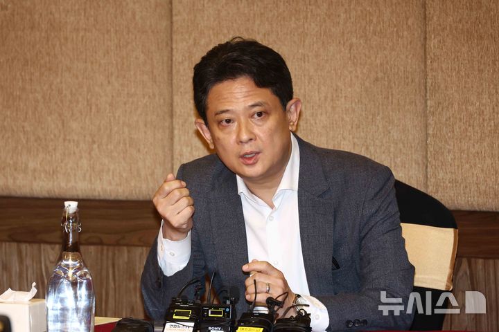 [카트만두(네팔)=뉴시스] 고승민 기자 = 임상우 재외국민보호·영사담당 정부대표(정부합동신속대응팀장)이 28일(현지시간) 네팔 카트만두의 한 호텔에서 현재 상황에 대한 브리핑을 하고 있다. 2026.08.29. kkssmm99@newsis.com