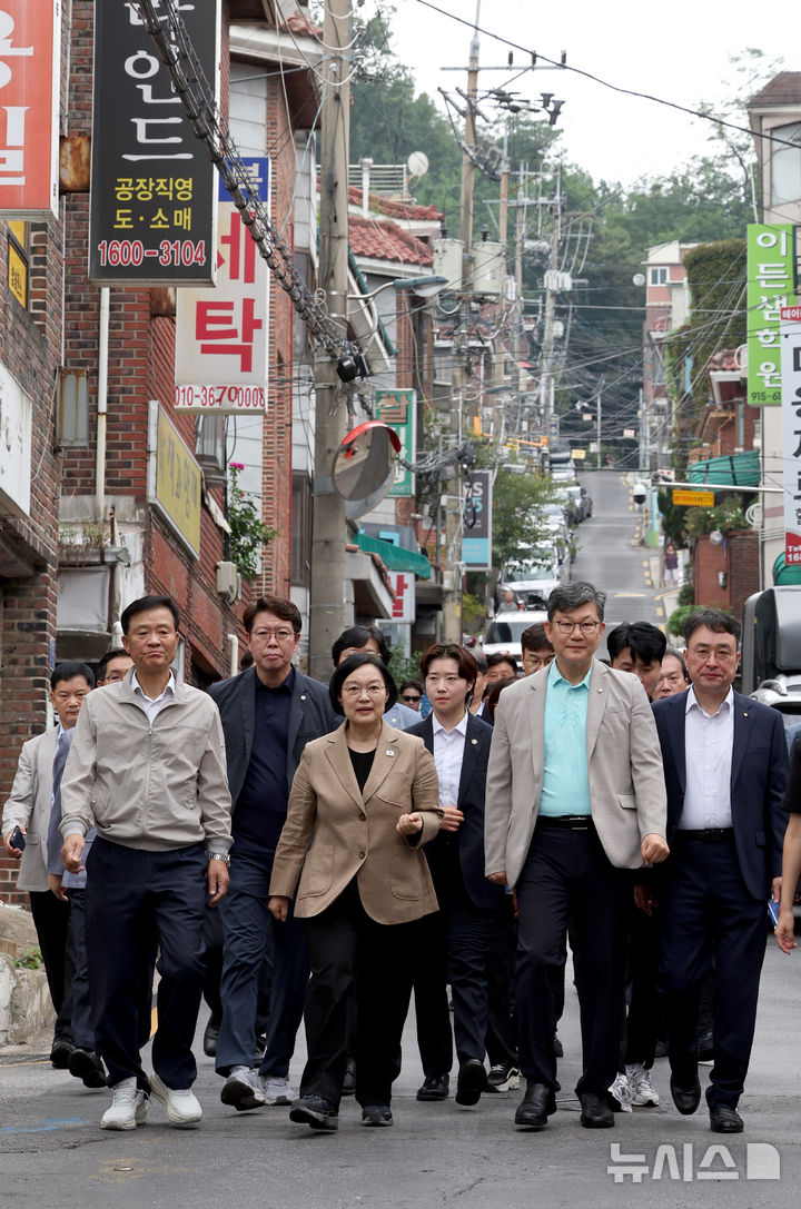 [서울=뉴시스] 김금보 기자 = 한성숙 국무총리가 29일 오전 서울 성북구 장위14 재개발 사업 현장 일대를 살펴보고 있다. 2026.08.29. kgb@newsis.com