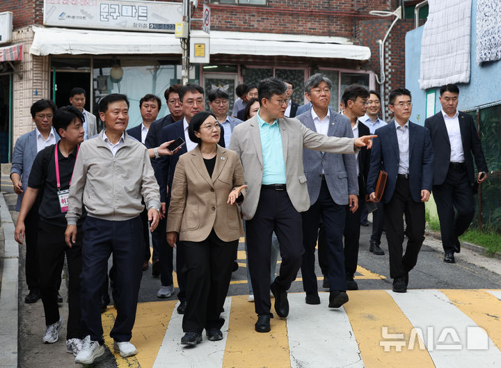 [서울=뉴시스] 김금보 기자 = 한성숙 국무총리가 29일 오전 서울 성북구 장위14 재개발 사업 현장 일대를 살펴보고 있다. 2026.08.29. kgb@newsis.com