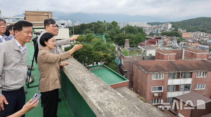 [서울=뉴시스] 김금보 기자 = 한성숙 국무총리가 29일 오전 서울 성북구 장위14 재개발 사업 현장 일대를 조망하고 있다. 2026.08.29. kgb@newsis.com