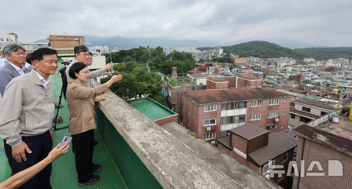 [서울=뉴시스] 김금보 기자 = 한성숙 국무총리가 29일 오전 서울 성북구 장위14 재개발 사업 현장 일대를 조망하고 있다. 2026.08.29. kgb@newsis.com