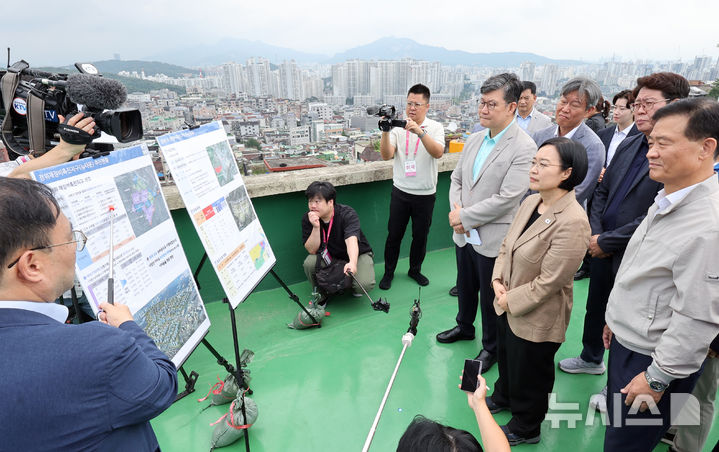 [서울=뉴시스] 김금보 기자 = 한성숙 국무총리가 29일 오전 서울 성북구 장위14 재개발 사업 현장 점검을 하고 있다. 2026.08.29. kgb@newsis.com