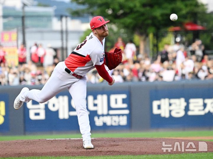 [전남광주=뉴시스] 이현행 기자 = 29일 전남광주 북구 광주-기아챔피언스필드에서 열린 2026 신한 SOL KBO리그 SSG 랜더스와 KIA 타이거즈의 경기, 1회초 KIA 선발 올러가 역투하고 있다. 2026.08.29. lhh@newsis.com