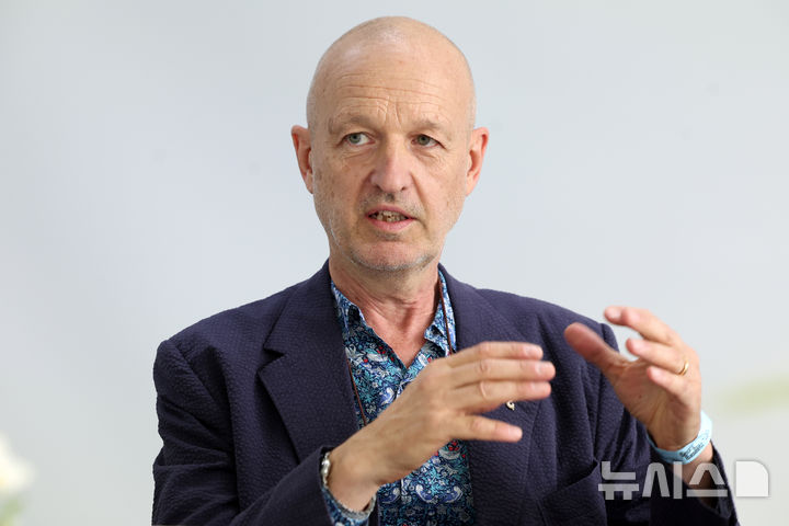 [서울=뉴시스] 박진희 기자 = 게오르그 바젤리츠의 장남 다니엘 블라우(Daniel Blau)가 29일 서울 중구 세화미술관에서 뉴시스와 인터뷰를 하고 있다. 2026.08.29 2026.08.29. pak7130@newsis.com