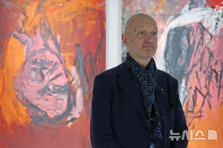 [서울=뉴시스] 박진희 기자 = 게오르그 바젤리츠의 장남 다니엘 블라우(Daniel Blau)가 29일 서울 중구 세화미술관에서 뉴시스와 인터뷰에 앞서 바젤리츠 전시를 돌아보고 있다. 2026.08.29 2026.08.29. pak7130@newsis.com