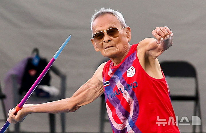 [대구=뉴시스] 이무열 기자 = 29일 대구 수성구 대구스타디움 보조경기장에서 열린 2026 대구세계마스터즈육상경기대회(WMAC) 창던지기 남자 105세 부문에 단독 출전한 106세 태국인 사왕 잔프람(Sawang Janpram) 씨가 창을 던지고 있다. 2026.08.29. lmy@newsis.com