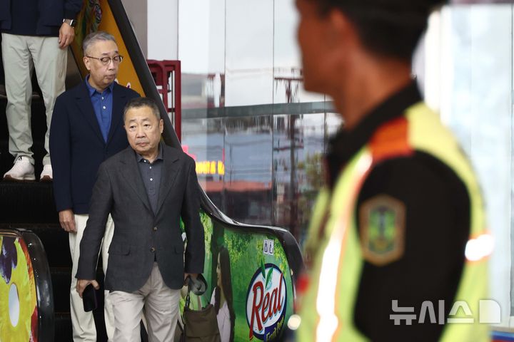 [카트만두(네팔)=뉴시스] 고승민 기자 = 두산그룹 박정원 회장과 박지원 부회장이 29일 네팔 카트만두 트리부발 국제공항을 통해 입국하고 있다. 2026.08.29. kkssmm99@newsis.com