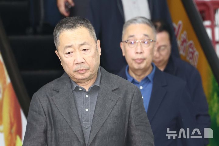 [카트만두(네팔)=뉴시스] 고승민 기자 = 두산그룹 박정원 회장과 박지원 부회장이 29일 네팔 카트만두 트리부발 국제공항을 통해 입국하고 있다. 2026.08.29. kkssmm99@newsis.com