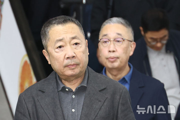 [카트만두(네팔)=뉴시스] 고승민 기자 = 두산그룹 박정원 회장과 박지원 부회장이 29일 네팔 카트만두 트리부발 국제공항을 통해 입국하고 있다. 2026.08.29. kkssmm99@newsis.com