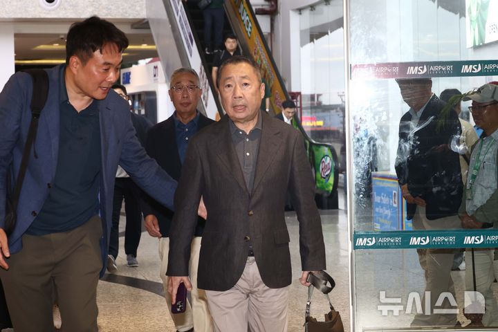 [카트만두(네팔)=뉴시스] 고승민 기자 = 두산그룹 박정원 회장과 박지원 부회장이 29일 네팔 카트만두 트리부발 국제공항을 통해 입국하고 있다. 2026.08.29. kkssmm99@newsis.com