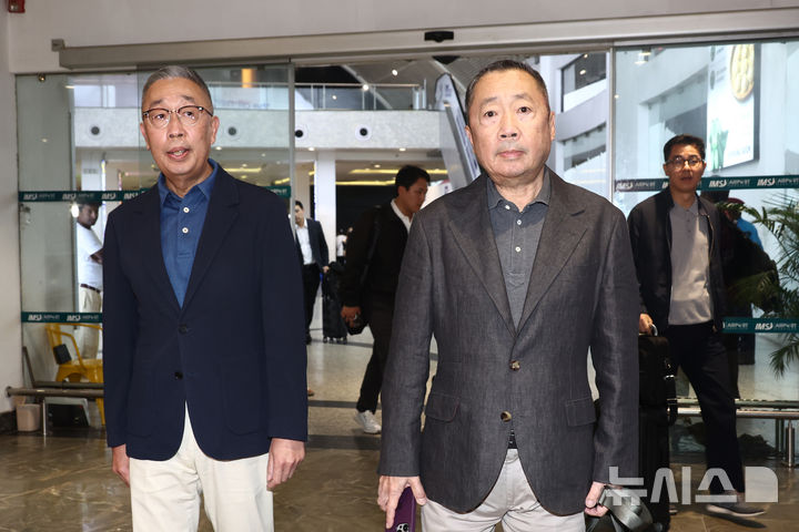 [카트만두(네팔)=뉴시스] 고승민 기자 = 두산그룹 박정원 회장과 박지원 부회장이 29일 네팔 카트만두 트리부발 국제공항을 통해 입국하고 있다. 2026.08.29. kkssmm99@newsis.com