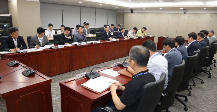 [홍성=뉴시스] 충청남도가 지난 29일 밤 박수현 도지사 주재로 부여청양 지천댐과 관련한 긴급 대책회의를 가졌다. (사진=충남도청 제공) 2026.08.30 photo@newsis.com *재판매 및 DB 금지