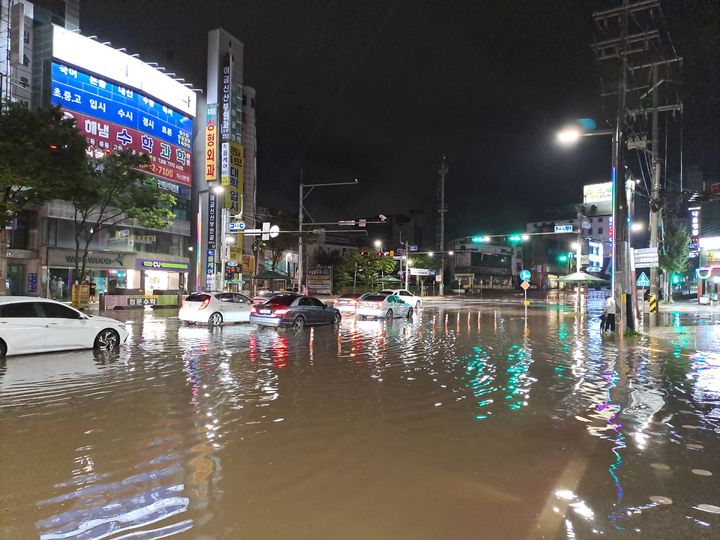 [익산=뉴시스] 30일 전북 익산시 영등동의 한 사거리가 많은 양이 쏟아진 비로 인해 침수돼있다. (사진=전북도소방본부 제공) 2026.08.30. photo@newsis.com *재판매 및 DB 금지