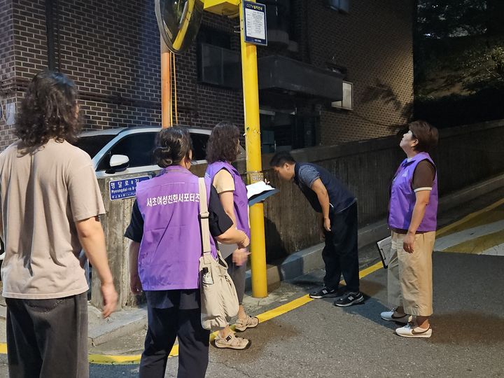 [서울=뉴시스]여성안심귀갓길 모니터링. (사진=서초구 제공) 2026.08.30. photo@newsis.com *재판매 및 DB 금지